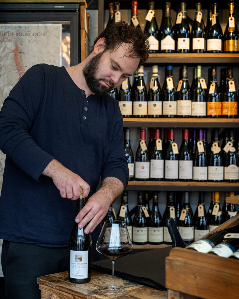 Stadsholderen åbner en fransk rødvin fra Laurent Fayolle