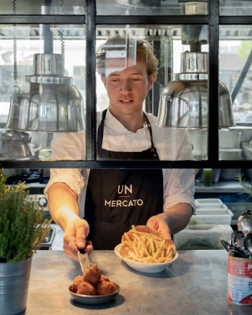 Aroncini og hjemmelavede fritter serveres af stadsholderen