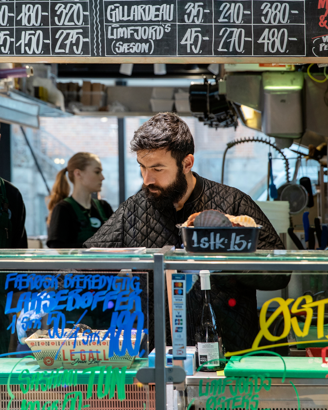 Fiskehandler bag disken med østers og laksebøffer